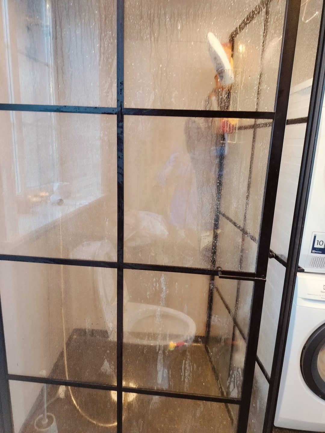 Yuphas Städ rengör en glasdörr i ett hem i Dalarnas län